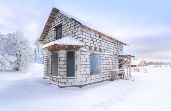 Нужно ли консервировать на зиму дом из газобетона?